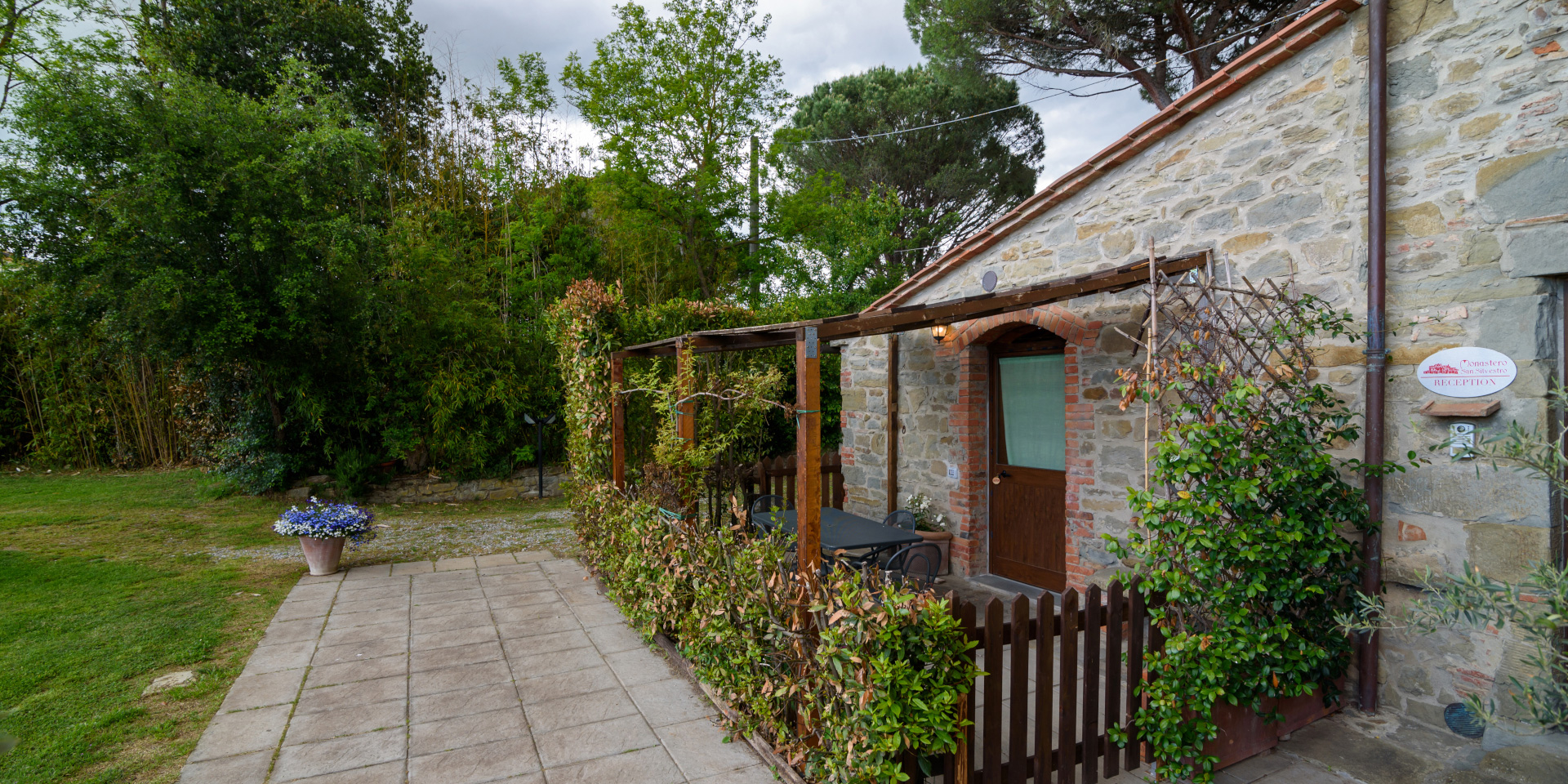 The private and fenced porch
								of Aretium Apartment, Monastero San Silvestro