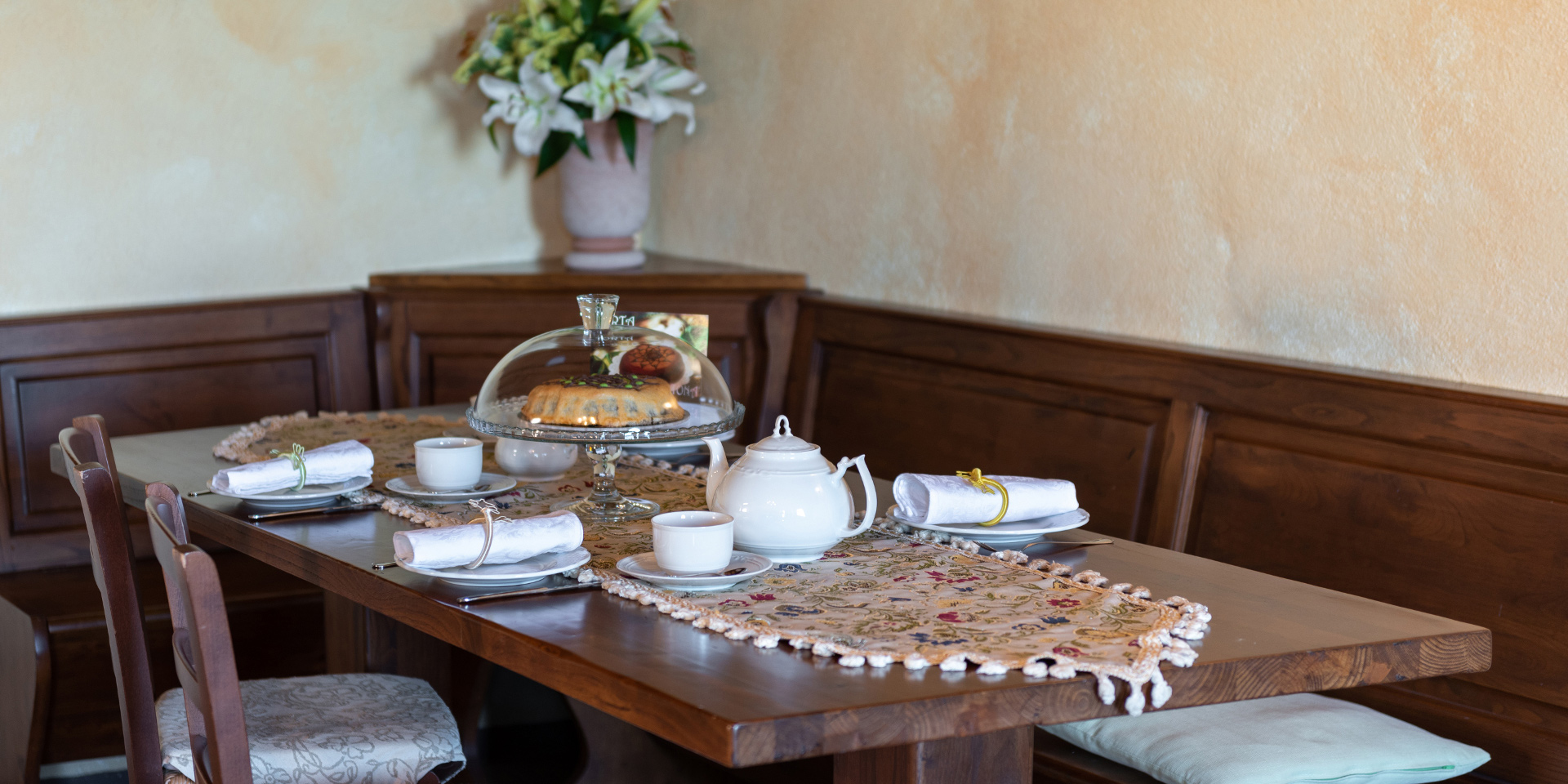 A set up table with elegance in Pisae Apartment, Monastero San Silvestro