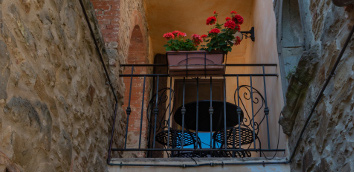 Foto in miniatura: tavolino con sedie sulla
									terrazza dell’Appartamento Faesulae - Monastero San Silvestro