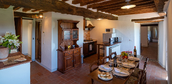Foto in miniatura: soggiorno con cucina
									dell’Appartamento Saena - Monastero San Silvestro