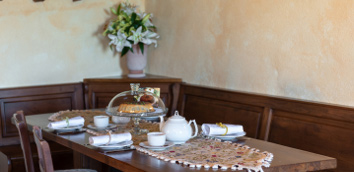 Foto in miniatura: tavolo apparecchiato con
									eleganza nell’Appartamento Pisae - Monastero San Silvestro