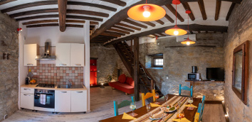 Foto in miniatura: panoramica del
									soggiorno con cucina nell’Appartamento Ilva - Monastero San Silvestro